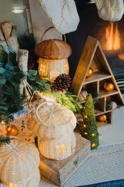 Woodland Themed Christmas Tree, Christmas Woodland Theme, Forest Apartment, Woodland Living Room, Woodland Christmas Theme, Theme Christmas Tree, Woodland Christmas Decor, Glam Christmas Tree, Woodland Christmas Tree