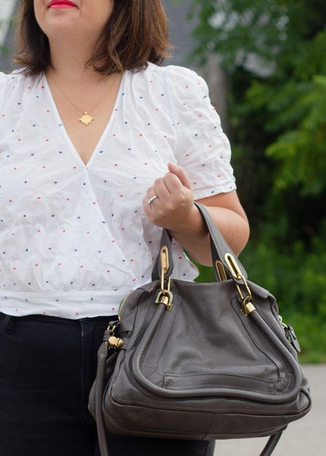 wrap top with chloe bag Missoma Necklace, Chloe Paraty, Classy Coat, Chic Purses, Classic Style Outfits, Fashion Friday, Pretty Top, Summer Outfit Inspiration, Chloe Bag