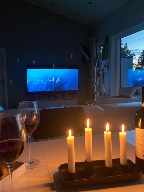 wine, candles, twilight, dinner, pizza Twilight Movie Night, Twilight Couples, Watching Twilight, Twilight Dinner, Dinner Pizza, Wine Candles, Nights Watch, Twilight Movie, Wine Night