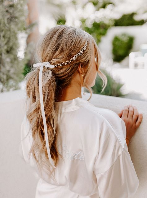 Wedding Ponytail With Hairpiece, Bridal Ponytail With Flowers, Wedding Party Pony, Low Pony Bridal Hair, Boho Bride Hairstyles, Outdoor Marriage, Bridal Pony, Boho Bride Hair, Floral Hairstyles