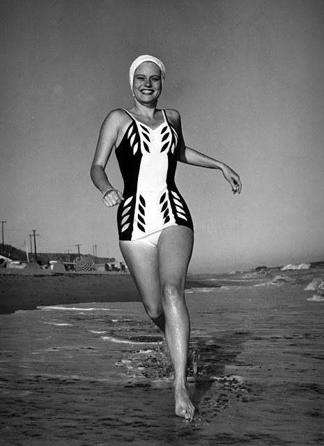 vintage everyday: 23 Interesting Vintage Photos That Show How Swimsuits Evolved from the Victorian Era to the Bikini Age Swim Campaign, Vintage Swimming, Professional Swimmers, Alexis Smith, Bathing Suit Designs, Bathing Cap, Bathing Costumes, Vintage Woman, Modest Swimwear