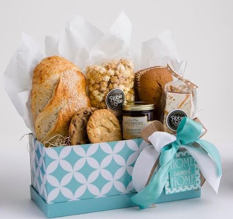 Bakery Basket Ideas, Bakery Hamper Ideas, Baked Good Gift Basket, Bakery Gift Box Ideas, Bread Gift Basket Ideas, Bread Hampers, Baked Goods Basket, Bakery Gift Basket, Bread Basket Gift