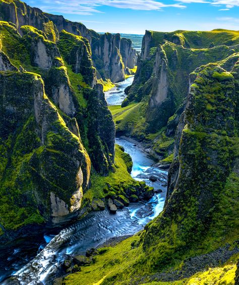 Fjaðrárgljúfur canyon, Iceland 🏞️🇮🇸 - Wander The World Iceland Country, Mountain Lakes, Green Country, Scenic Photography, Places In The World, Travel Places, Iceland Travel, Beautiful Scenery Nature, Alam Yang Indah