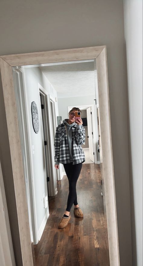 Flannel Comfy Outfit, Simple Flannel Outfits, College Hoodies Outfit, Flannel And Ugg Outfits, Leggings And Slippers Outfit, Flannel Outfits School, Gray Leggings Outfit Fall, Leggings And Ugg Slippers, Gray Ugg Slippers Outfit