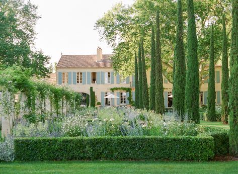 Le Grande Mas | In Villas Veritas Provence Poiriers, Visual Therapy, Country Gardens, Garden Venue, Garden Wedding Venue, Casa Exterior, Favorite Flower, French Garden, French Country House