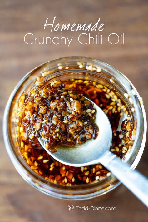 easy chili oil recipe Chili Crunch Recipe, Chili Oil Crunch, Crunchy Chili Oil, Chili Onion Crunch, Garlic Oil Recipe, Crunchy Garlic, Easy Homemade Chili, Chili Crunch, Bacon Chili