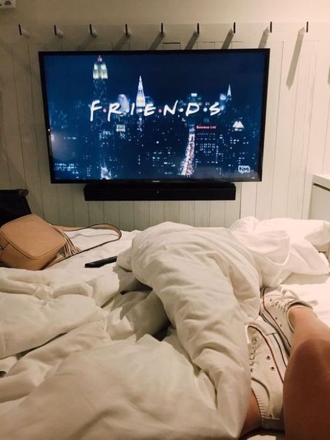 Watching Movies Aesthetic, Projector In Bedroom, Work Drama, Watching Friends, Netflix Tv Shows, Home Theatre, Movie Marathon, Movies Aesthetic, Watching Movies