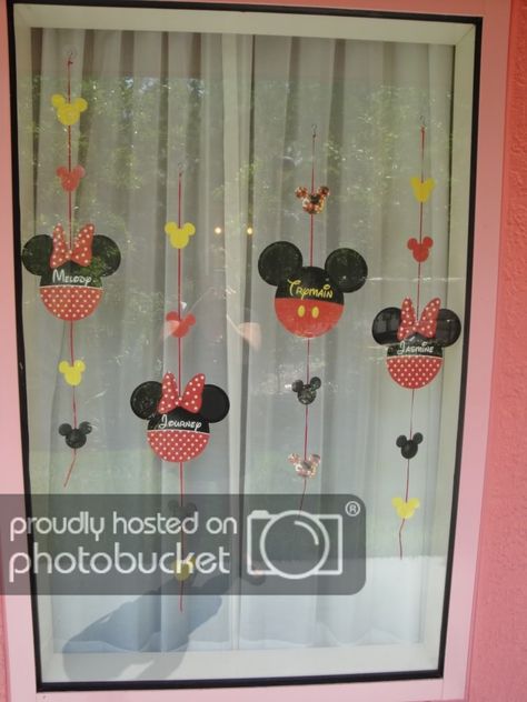 Disney Window Decoration, Decorated Windows, Disney Hotels Room, Quest Ideas, Disney Doors, Hotel Disney, Mickey Mouse Decorations, Disney Room, Cruise Ideas