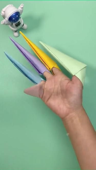 Paper Dragon Puppets for Classroom Activities Paper Claws, Paper Dragon Craft, Puppet Tutorial, Paper Dragon, Hand Doodles, Origami Dragon, Paper Dolls Diy, Paper Puppets, Dragon Crafts