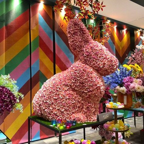 Floral suggestions for next #eastern ;-) at an #exhibition. Carolyne Roehm, Easter Tablescapes, Flower Fashion, Beautiful Interiors, Cute Bunny, New Furniture, Scandinavian Style, Scandinavian Design, Tablescapes