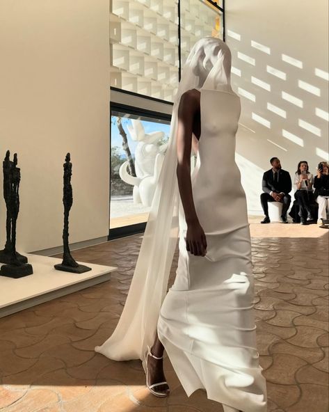 JACQUEMUS (@jacquemus) • Instagram photos and videos Sum Dresses, Jacquemus Dress, Wedding Court, Elegant Attire, Body Dress, Looks Style, Couture Fashion, World Of Fashion, Runway Fashion