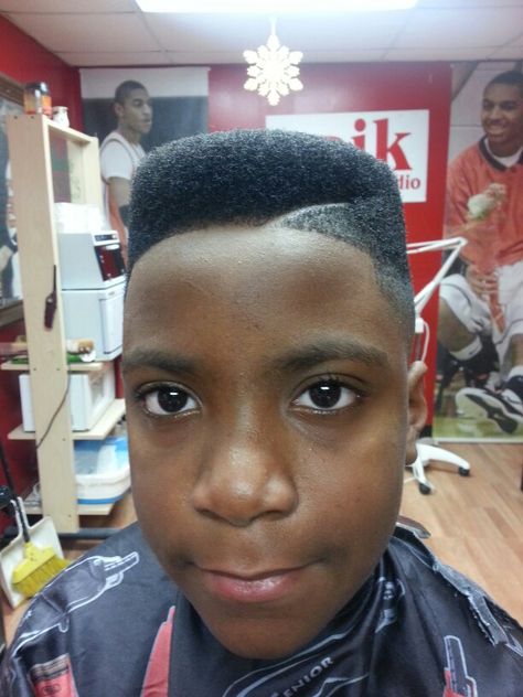 Classic high top fade (box) High Top Hair, High Top Fade, Drop Fade, Grooming Style, Black Men Haircuts, Mens Fade, Black Men Hairstyles, Men Hairstyles, Men's Haircut