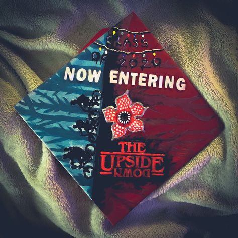 Funny Grad Cap Ideas, Diy Grad Cap, Senior Year Diy, Graduation Hat Designs, Grad Cap Ideas, Funny Graduation Caps, Disney Graduation, College Grad Cap Ideas, Grad Cap Decorated