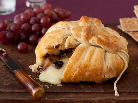 Christmas Brie, Brie En Croute, Thanksgiving Dish, Brie Puff Pastry, Cranberry Chutney, Fingerfood Party, Christmas Friends, Chipotle Sauce, Baked Brie