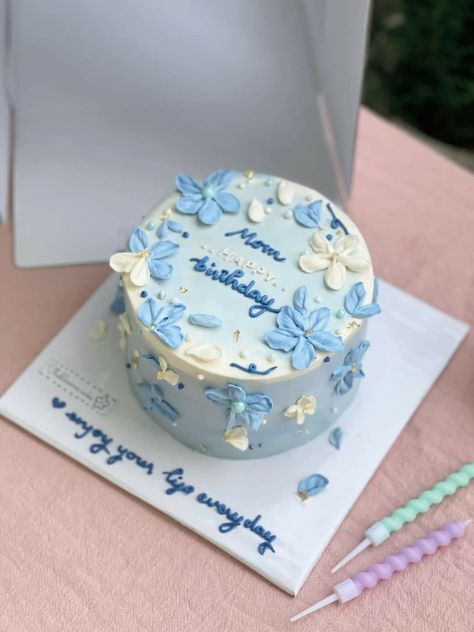 Beachy Cake, Light Blue Cake, Cake Hbd, Happy Birthday Mom Cake, Summer Birthday Cake, Floral Cake Design, Modern Birthday Cakes, Bento Cakes, Cute Bakery