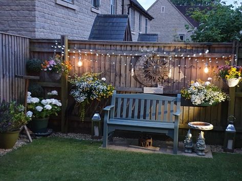 Sitting Garden Ideas Side Yards, Flower Garden Sitting Area Ideas, Decorating Fence Ideas, Simple Backyard Makeover, Small Yard Oasis, Small Outdoor Sitting Area, Tiny Yard Ideas, Front Yard Sitting Area Ideas, New Garden Ideas