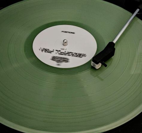 Green record lp #green #recordplayer Pistachio Green Aesthetic, Mint Aesthetic, Vinyl Aesthetic, Zestaw Ikon, Mint Green Aesthetic, Sage Green Wallpaper, Green Vinyl, Green Pictures, Dark Green Aesthetic