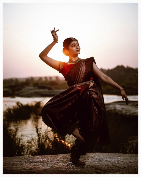 Bharathanatyam Poses Photoshoot, Bharatanatyam Poses For Photoshoot, Bharatnatyam Photoshoot, Photoshoot Ideas Traditional, Classical Poses, Bharatnatyam Poses, Mahadev Drawing, Dance Reference, Dance Shoot