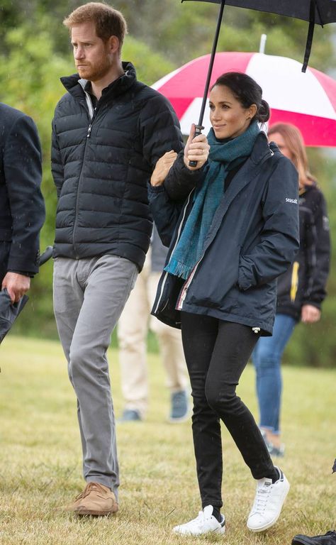 Celebrity Sneakers, Princ Harry, Meghan Markle Outfits, Abel Tasman, Cowgirl Style Outfits, Princess Meghan, Prince Harry And Megan, Meghan Markle Style, Harry Meghan