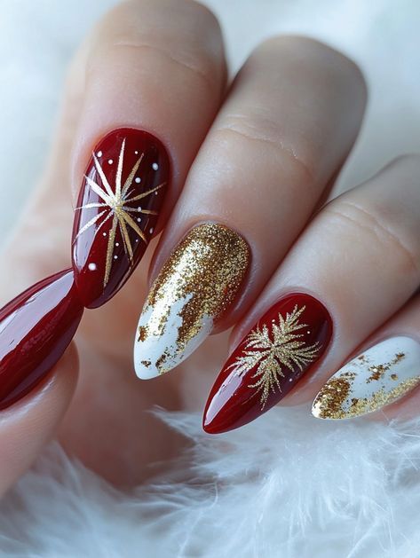 Simple Glitter Christmas Nails, Gold Christmas Nails Designs, Red Green Gold Nails, Funny Christmas Nails, Silver And Gold Christmas Nails, Nailart Simple Elegant, Elegant Christmas Nails Classy Holidays, Red Nails With Gold Glitter, Christmas Nails Red And Gold