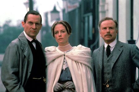 Jenny Seagrove (center) as Miss Mary Morstan in Granada Television's 1987 adaptation of "The Sign of Four, with Jeremy Brett and Edward Hardwicke. Mary Morstan, Jenny Seagrove, The Sign Of Four, Granada Holmes, Mary Watson, Jeremy Brett Sherlock Holmes, Sherlock Holmes Book, Sherlock Holmes Stories, Detective Sherlock Holmes