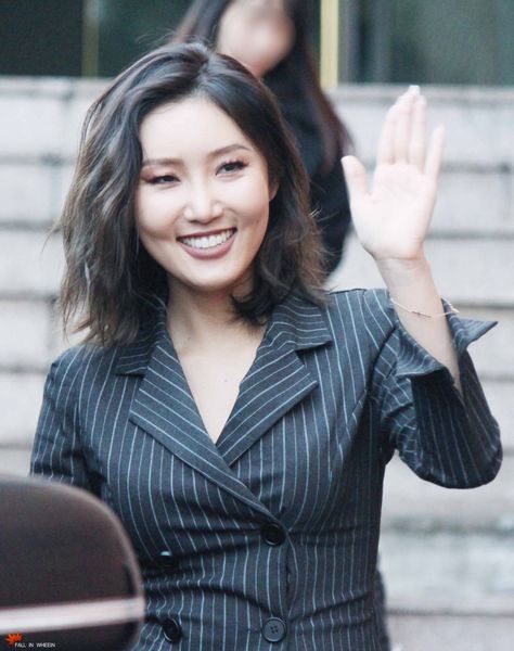 Hwasa Short Hair, Hwasa Hairstyles, Hair Long Bob, Short Hair Fashion, Short Black Hair, Hair Cuts Styles, Hwasa Mamamoo, Short Hair Black, The Comeback