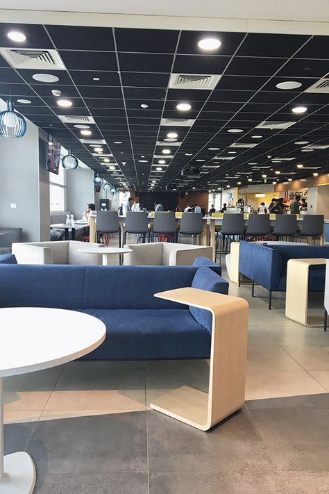 Raglan sofas and Arc Table from Andreu World at Google Offices, in Bangalore (India).  | Sofás Raglan y mesa Arc Table de Andreu World en las Oficinas Google, en Bangalore (India). #AndreuWorld #Raglan #Sofas #Cazzaniga #ArcTable #OccasionalTables #ManelMolina #ContemporaryDesign #InteriorDesign #Workspaces #Offices #WaitingAreas #Projects Google India Office, Google Office Aesthetic, Burn Bridges, Dream Company, Ideas For Home Office, Media Office, Google Office, Friend Dates, Typing Jobs From Home