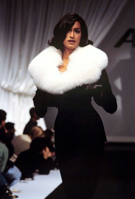 Yasmeen Ghauri Runway, Yasmeen Ghauri 90s, Iconic Runway, Look Gatsby, Stile Kylie Jenner, Yasmeen Ghauri, 90s Glam, 90s Runway Fashion, Runway Fashion Couture