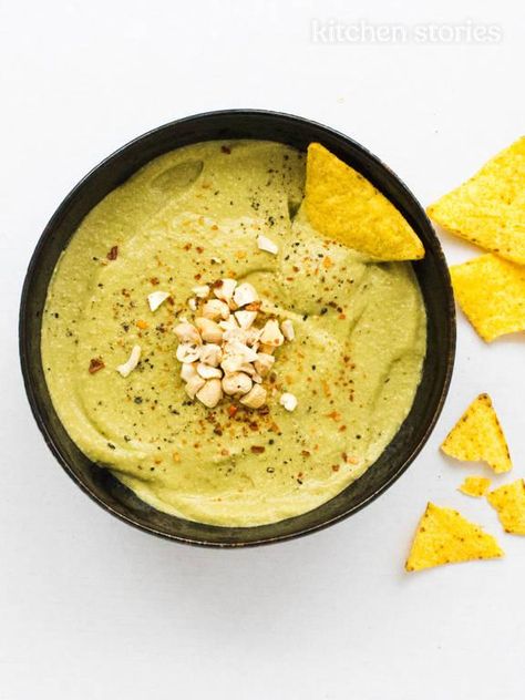 Creamy cashew-avocado dip Cashew Dip, Avocado Dip Recipe, Quick Pickled Cucumbers, Avocado Dip, Pickling Cucumbers, Easy Bread, Kitchen Stories, Dip Recipe, Crusty Bread