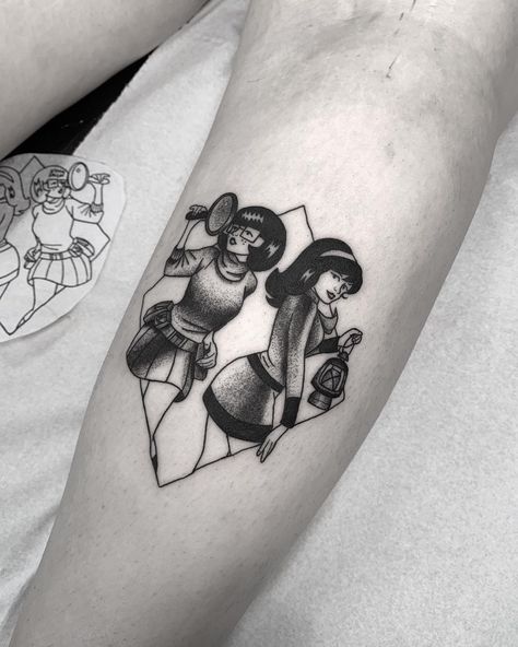 Roxa | Blackwork Tattoos on Instagram: “Velma and Daphne for Caoimhe! Thank yoooou so much, it was a pleasure ✨💚 #velma #daphne #scoobydootattoo #scoobydoo #dublintattoo…” Mini Scooby Doo Tattoo, Velma Tattoo, Scooby Doo Tattoo Design, Scooby Doo Traditional Tattoo, Scooby Doo Bats Tattoo, Scooby Doo Tattoo Sleeve, Scooby Doo Tattoo, Daphne And Velma, Black White Tattoos