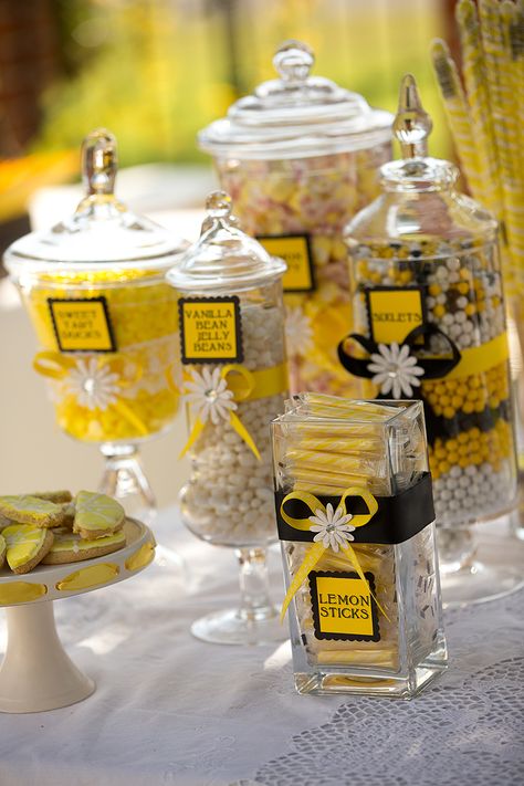 Black And Yellow Graduation Party, Bar Wedding Ideas, Yellow Candy Buffet, Candy Station Wedding, Yogurt Pretzels, Peach Ribbon, Indie Scene Hair, Buffet Dessert, Sunflower Birthday