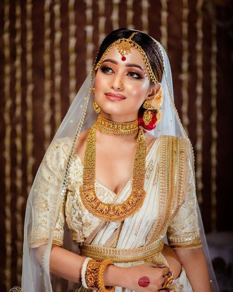 White Benarasi Bengali Bride, Bengali Bride Makeup, Hindu Aesthetics, Bengali Aesthetic, Bengali Fashion, Powerful Goddess, Bridal Jewellry, Bengali Culture, Indian Bride Makeup