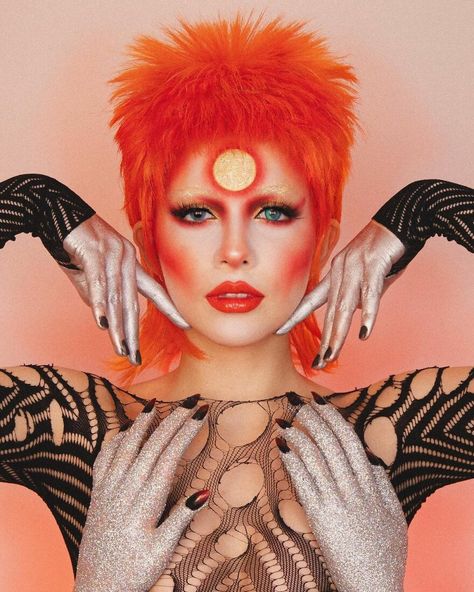 David Bowie Makeup, David Bowie Costume, Charlotte Roberts, David Bowie Fashion, Virtual Makeup, How To Do Makeup, Youtube Makeup, Punk Girl, Ziggy Stardust