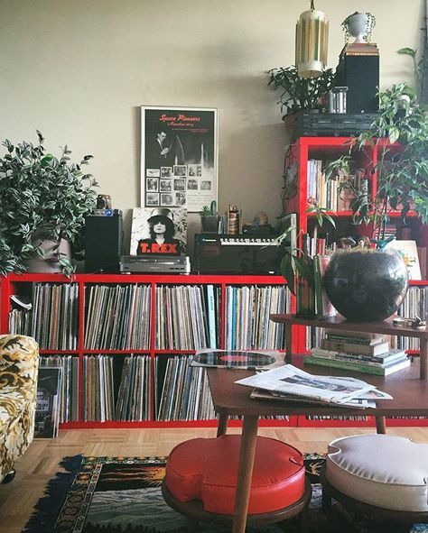 Colored Bookshelf, Rock N Roll Living Room, Red Record, Casa Rock, Home Music Rooms, Vinyl Room, Record Room, Multi Room Audio, Turn Table Vinyl