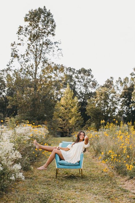 Wild Flower Aesthetic, Mother Day Photo, Person Posing, Pretty Senior Pictures, Farm Senior Pictures, Aesthetic Mother, Field Senior Pictures, Senior Pictures Dresses, Spring Senior Pictures