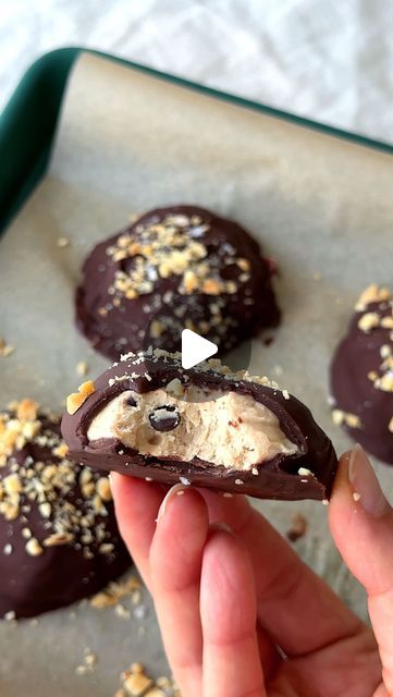 Samah Dada on Instagram: "follow @dadaeats for more healthy, easy desserts!   THE BEST NO-BAKE DESSERT! CHOCOLATE CHIP. PEANUT BUTTER. FROZEN YOGURT. BITES!  is this maybe the only way I can eat yogurt now? frozen and covered in chocolate?! probably…  on my no-bake game again… i made a version of these a few years ago and they’re SO good— the best no-bake dessert that is SO easy to make, with simple ingredients, and no ovens involved. It requires just a few ingredients you probably already have, is sweetened lightly with maple syrup, and fully enrobed in silky melted chocolate. these kind of remind me of Dibs but healthier and easier to make at home! By the way, they’re also also vegan, gluten-free, and refined sugar free. make them!! i hope you enjoy this recipe!!  ingredients 1 cup thick No Bake Dessert Bites, Chocolate Covered Yogurt Bars, Healthy Yogurt Bites, Making Sweets At Home, Healthy Light Recipes, Peanut Butter Uses, Chocolate Covered Yogurt Bites, Yogurt Frozen Treats, Healthy Frozen Desserts