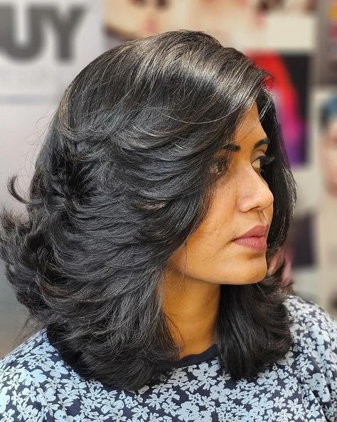 40 With Bangs, Fall Haircuts For Women, Indian Hair Cuts, Fall Haircuts, Haircuts For Women Over 40, Sleek Short Hair, Feathered Layers, Chic Short Hair, Long Indian Hair