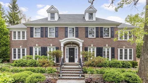 House from ‘Home Alone’ hits the market for $5.25 million | CNN Home Alone House, Indoor Sports Court, Home Alone Movie, Built In Banquette, Chicago House, Chicago Suburbs, Holiday Movie, Dream Holiday, It Goes On