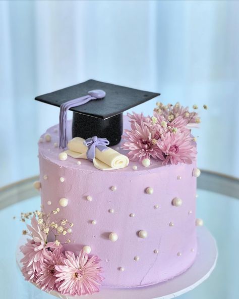 Graduation cake 🎓🌸 #cake #cakedecorating #cakedesign #cakeoftheday #cakeofinstagram #buttercreamcakes #graduationcake #brisbane #brisbanecakemaker #instabrisbane #کیک #باترکریم #فارغ_التحصیلی Pretty Graduation Cakes, School Cake Design, Simple Graduation Cakes, College Graduation Cakes, Bachelor Cake, Graduation Cake Designs, School Cake, Book Cake, Graduation Cake