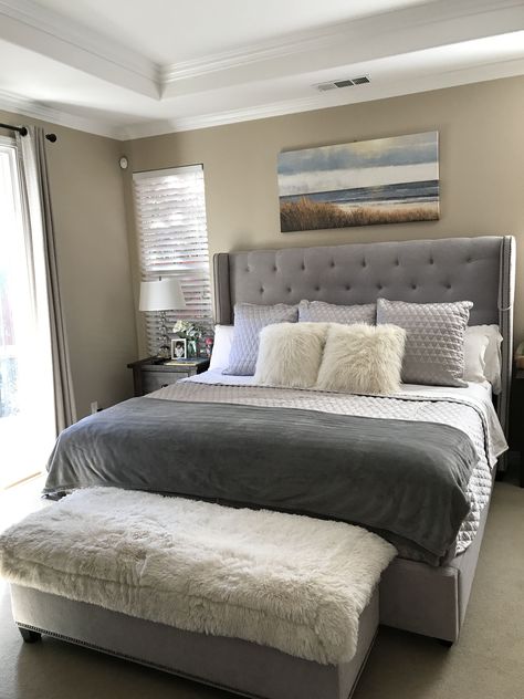 Apartment Bedroom Decor Grey, Grey Room Theme, Bedroom With Gray Bedding, Grey Apartment Bedroom, Gray Themed Bedroom, Mom Bedroom Ideas Decor, Bedding Fur, Gray And White Bedding, Gray And White Bedroom Ideas