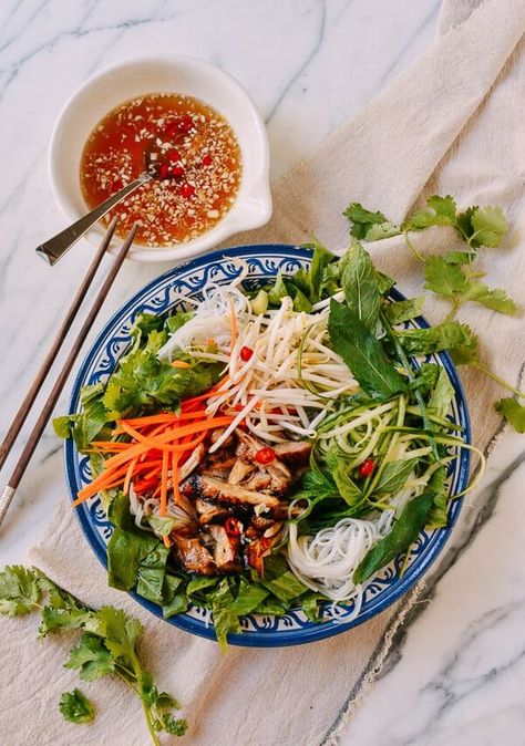 Vietnamese Rice Noodle Salad with Chicken, by thewoksoflife.com Rice Noodle Salad Recipes, Vietnamese Noodle Salad, Vermicelli Salad, Vietnamese Rice, Rice Noodle Salad, Vietnamese Noodles, Woks Of Life, The Woks Of Life, Salad With Chicken