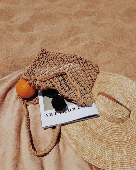 Beach essentials #beach #summer Black Jackets, Picnic Date, Stil Inspiration, Foto Vintage, Beige Aesthetic, Summer Feeling, Brown Aesthetic, Foto Inspiration, Beach Aesthetic