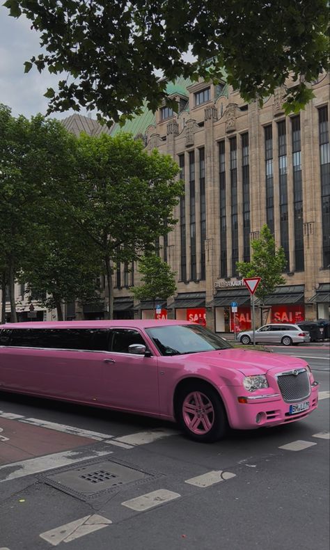 Prom Transport, Limo Aesthetic, Pink Limo, Limozeen Car, Limousine Aesthetic, Pink Limousine, Prom Car, Limo Party, Famous Lifestyle