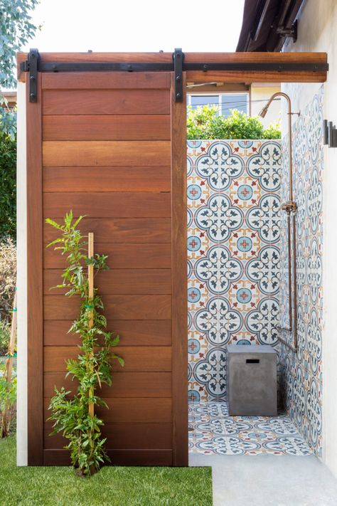 Spanish Style Tile, Deco Surf, Outside Showers, Home Refresh, Outdoor Bathroom Design, Cement Tile Shop, Outdoor Showers, Summer Mantle, Pool Shower