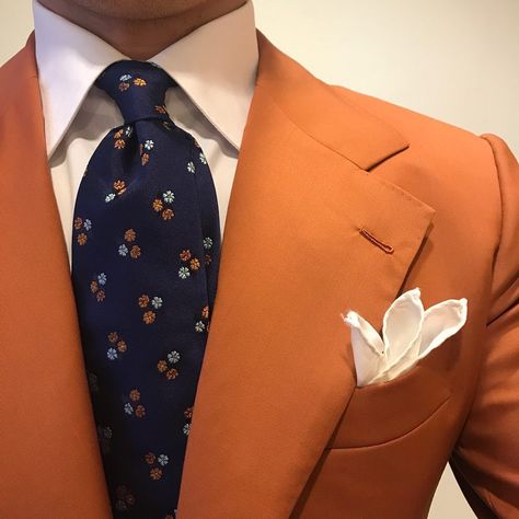 Orange single breasted. #men #suit #mensfashion #moda #classy #bespoke #italy #mnswr #wiwt #napoli #milano #ootd #ootdmen #dapper… Suits Business, White Pocket Square, Stylish Men Wear, Orange Suit, Suits Men Business, Suits Prom, Bespoke Clothing, Navy Blue Tie, Gents Fashion