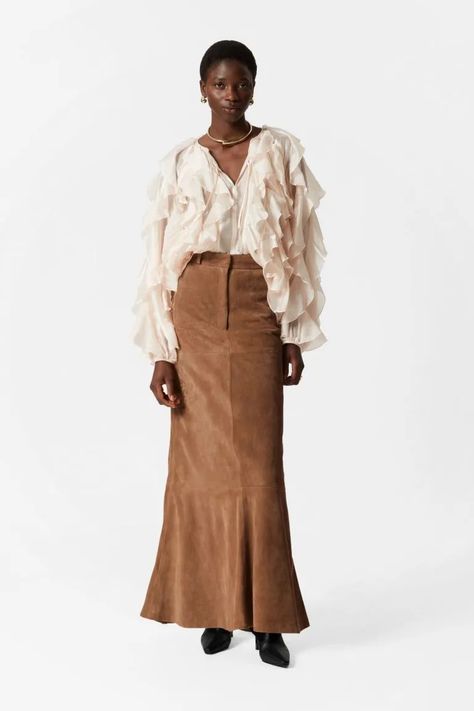 9 Chic Outfits That Will Inspire Your New 2024 Aesthetic | Who What Wear Suede Skirt Outfit, Suede Midi Skirt, Suede Outfit, Ruffled Shirt, Chique Outfit, Skirt Images, Medium Tv Show, Waistcoat Dress, Chic Skirts