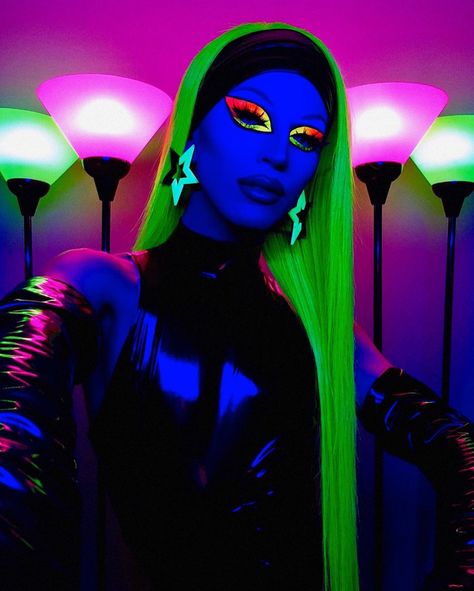 Neon Makeup Photoshoot, Queer Moodboard, Electric Look, Black Light Photoshoot, Black Light Makeup, Alien Halloween Makeup, Glow In The Dark Makeup, Lavender Lipstick, Neon Alien