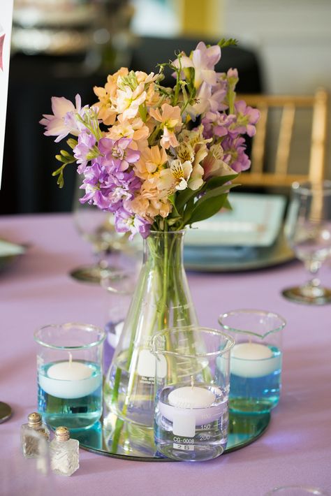 Using chemistry glassware for reception deco Chemistry Themed Wedding, Chemistry Centerpiece, Beaker Centerpiece, Chemistry Flowers, Science Wedding Theme, Chemistry Decorations, Chemistry Decor, Chemistry Glassware, Chemistry Wedding