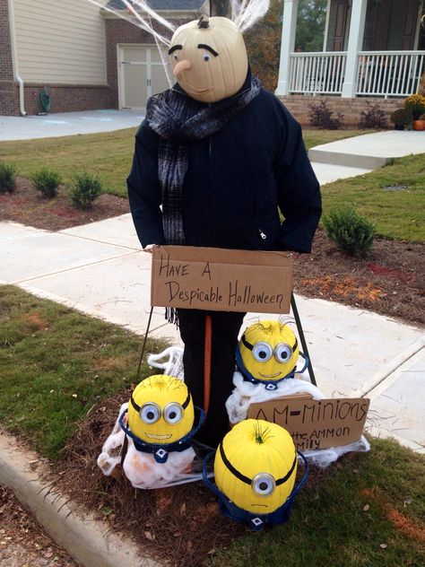 Gru and minions Pumpkin People Display, Minion Trunk Or Treat Ideas For Trucks, Minion Scarecrow Ideas, Despicable Me Trunk Or Treat Ideas, Disney Scarecrow Ideas, Scarecrow Contest Ideas, Minions Trunk Or Treat, Gru Pumpkin, Minion Trunk Or Treat Ideas