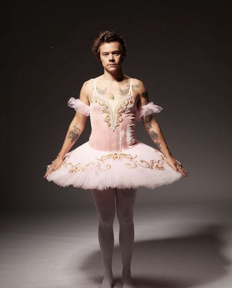 Snl Harry Styles, Harry Styles Snl, Ballet Photoshoot, Best Lyrics, Harry Styles Update, Harry Styles Cute, Harry Styles Pictures, Mr Style, Treat People